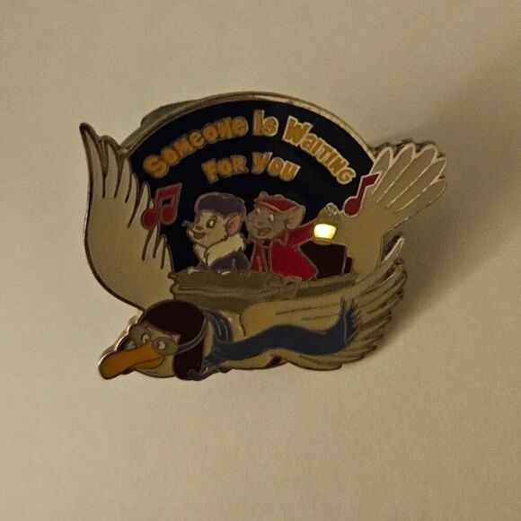 Disney Pin The Rescuers Orville Bianca Bernard Someone Is Waiting for You Light - Picture 2 of 9